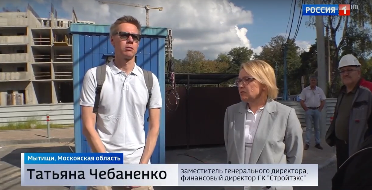 Заместитель гендиректора ГК "Стройтэкс" Татьяна Чебаненко объясняет причины затягивания со сдачей дома 3А на ул. Пионерская (ЖК "Цветочный город")/скриншот кадра из репортажа "Вести Москва"