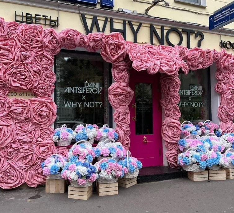 Владелец Why Not Bar доказывает: чтобы удивлять гостей круглый год, достаточно менять цвет экстерьера