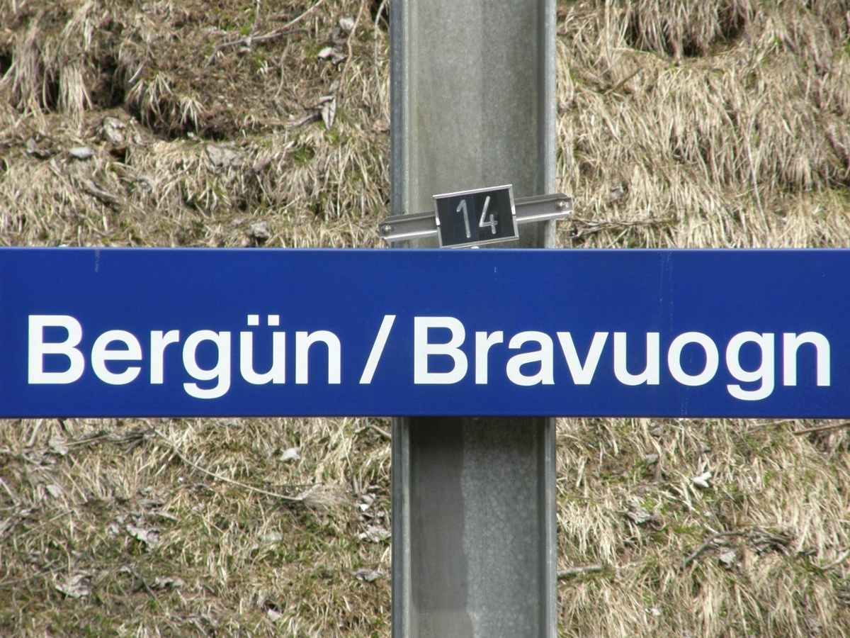 Официальное название деревни по-прежнему дается на двух языках. Фото автора 