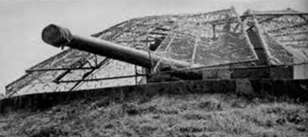 Польские артиллеристы береговой обороны готовятся к отражению атаки