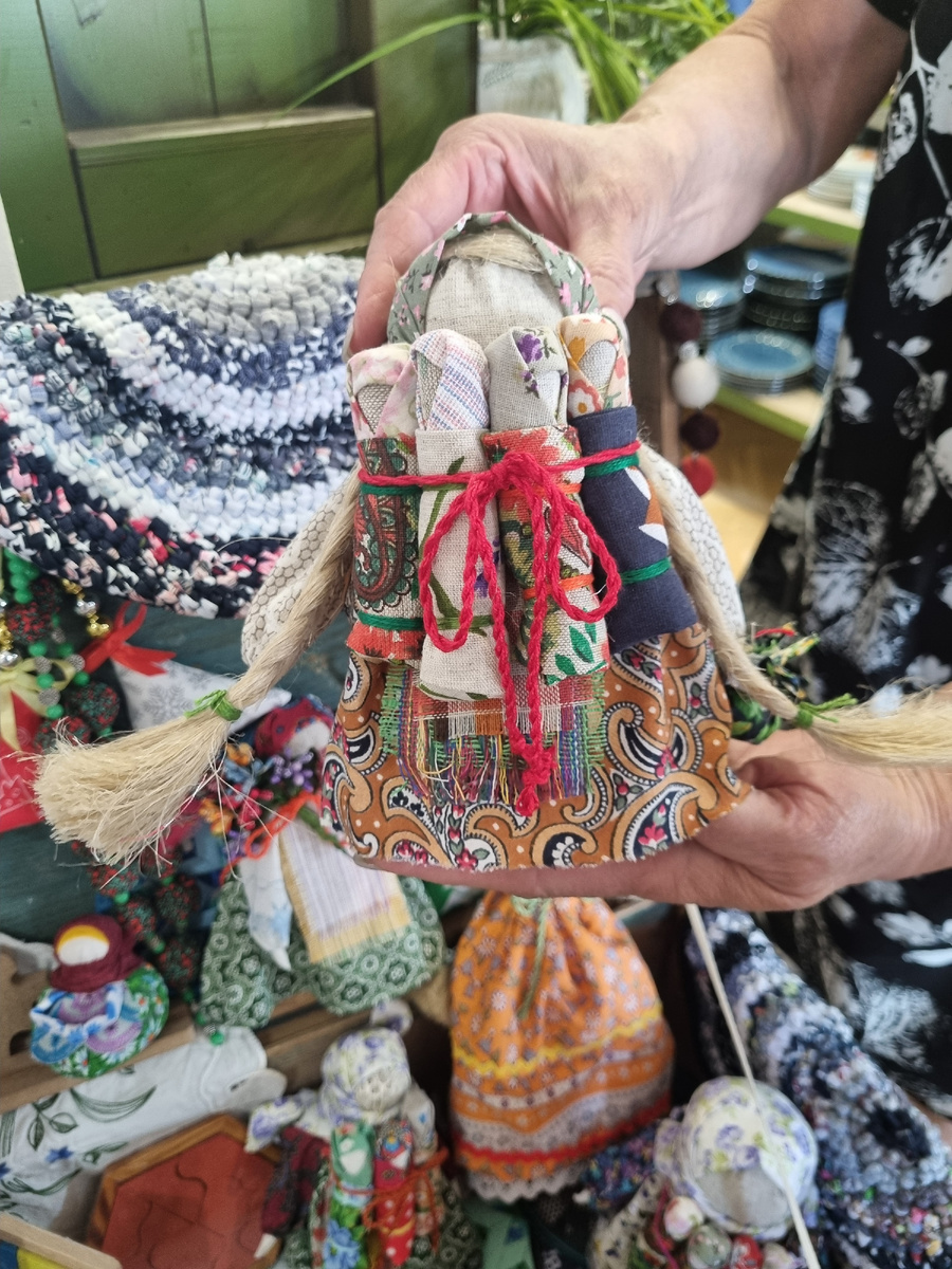 Я купила с 4мя младенцами, дети это богатство! Продавец сказала, что поддерживает бабулю из Нерехты, а я люблю бабулек с их цветочками, носками и вязанными салфетками. Цена 700 руб. Сделана качественно.