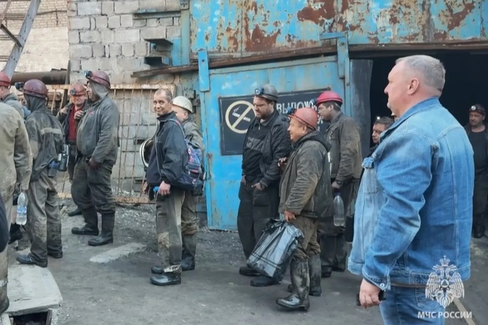    Горняков подняли на поверхность. ФОТО: МЧС России
