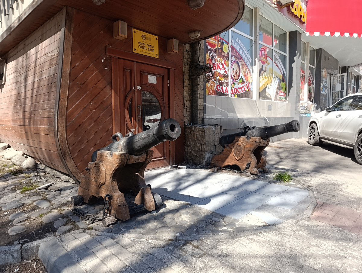 Макеты корабельных пушек Эпохи Великих Географических Открытий (XV - XVIII века) возле одного из донецких ресторанов.