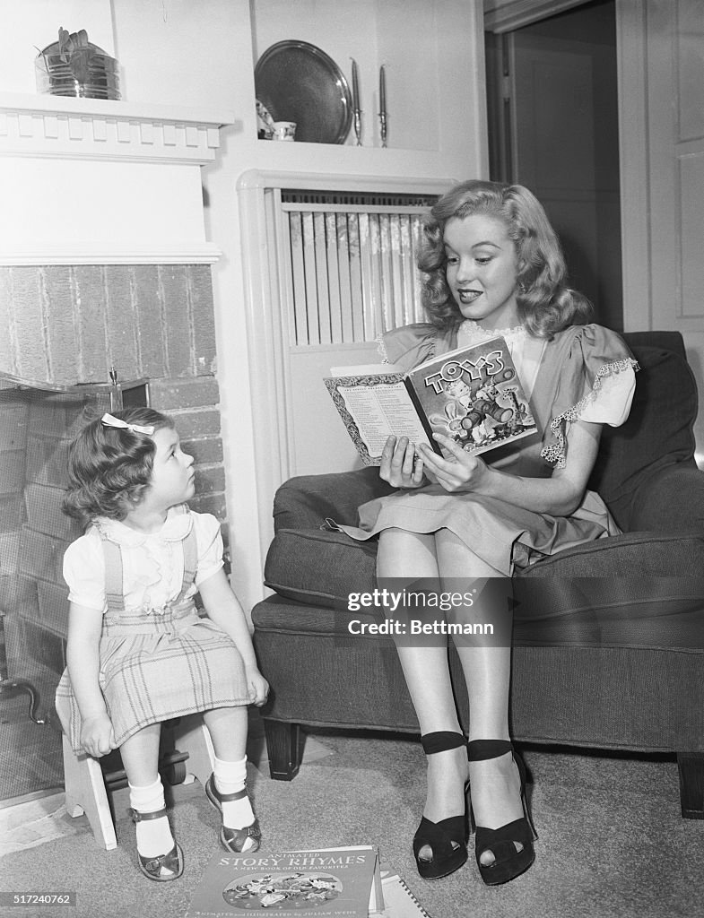 Няня Мэрилин Монро читает детские книжки Джоанн Метцлер. Лос-Анджелес, июнь 1947 года.