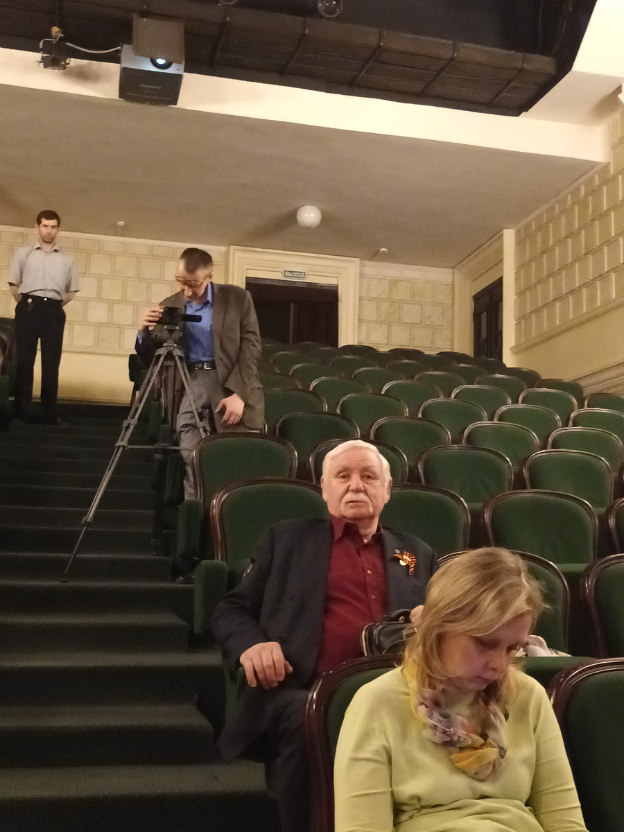 В зале  театра