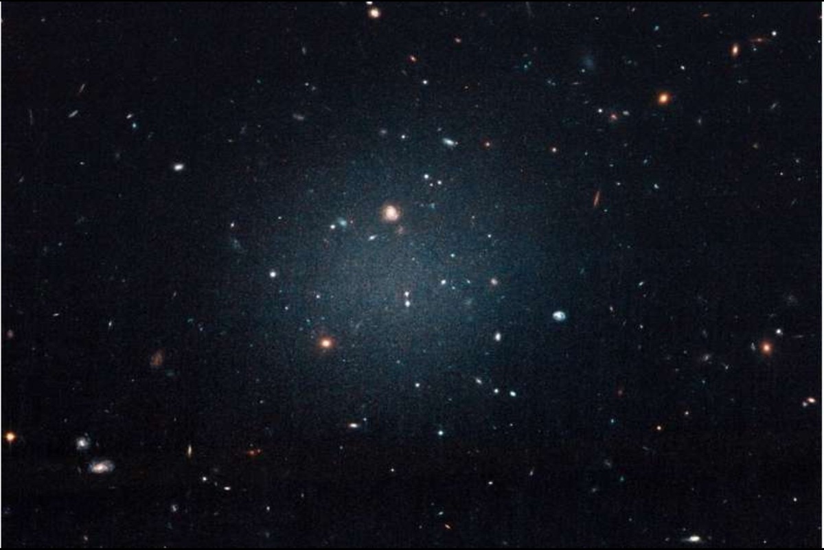    Ультрадиффузная галактика NGC 1052-DF2, лишенная темной матери.