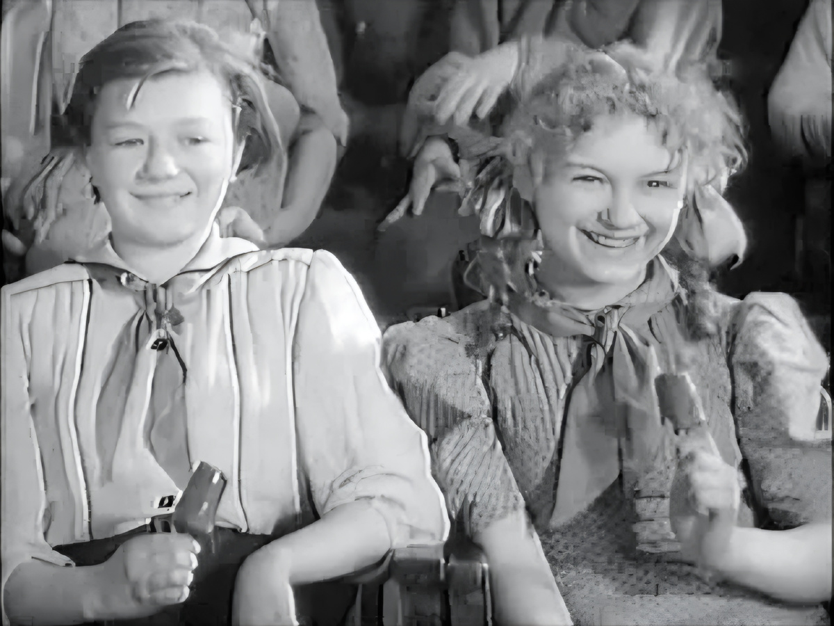 Кадр из к/ф «Высокая награда» (1939). Людмила Шагалова (слева).