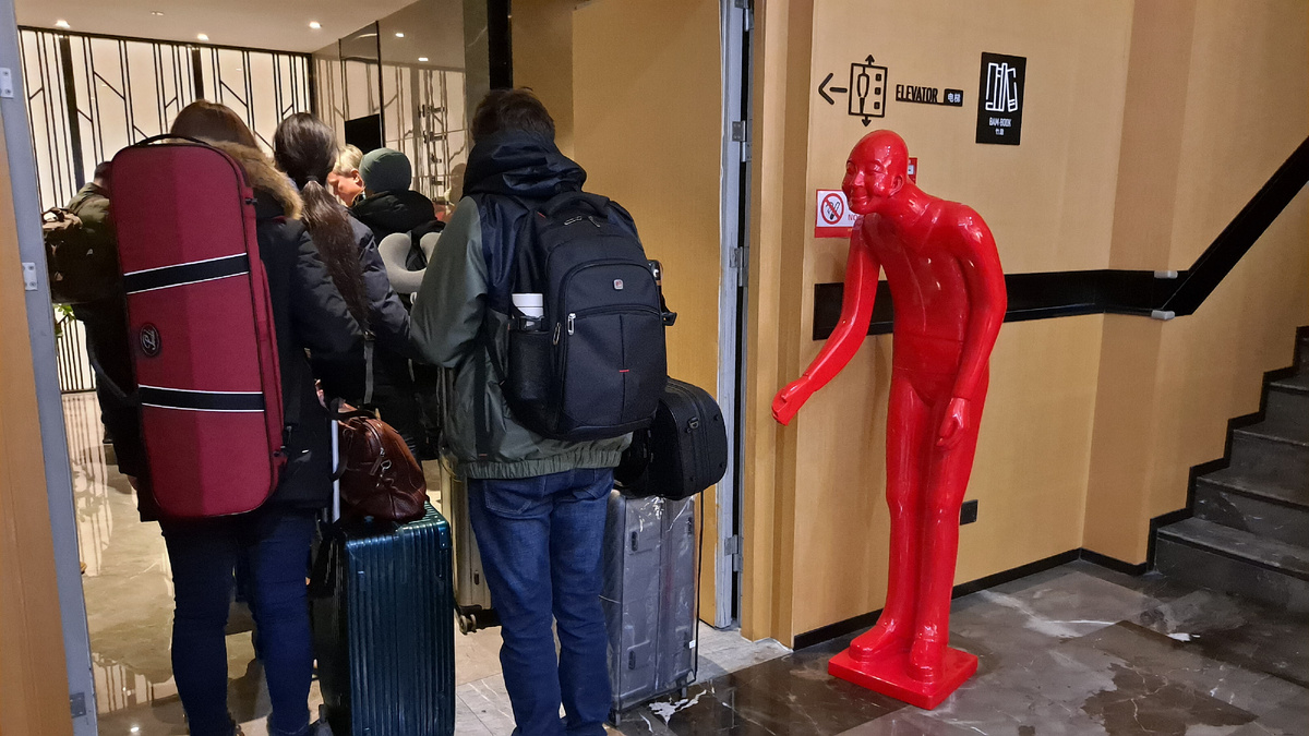 Приехали на гастроли: отель, заходим в лифт 