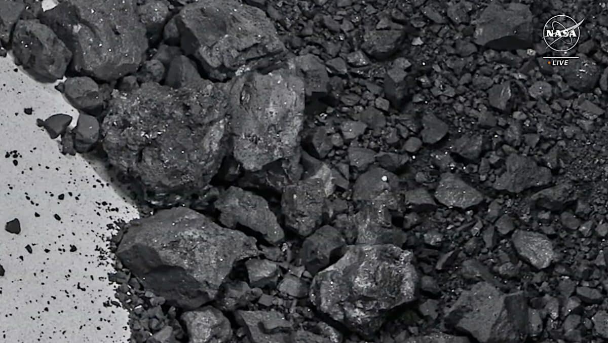    Приближенные образцы с астероида Бенну / © NASA