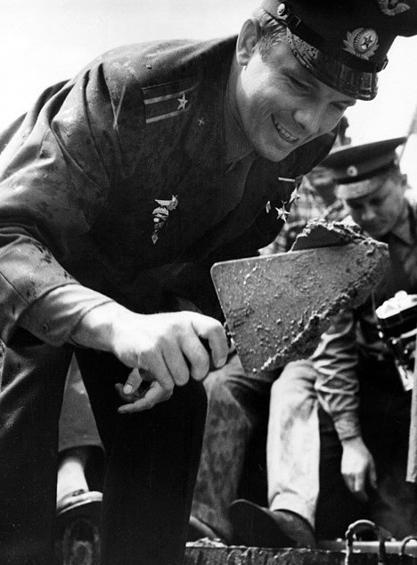 Ю.Гагарин на закладке здания Музея космонавтики в Калуге. Фото взято с сайта музея  www.gmik.ru