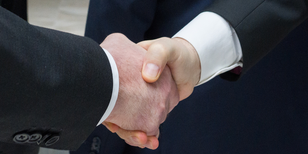 Война в Иране: кто подливает масла в огонь, а кто его тушит?