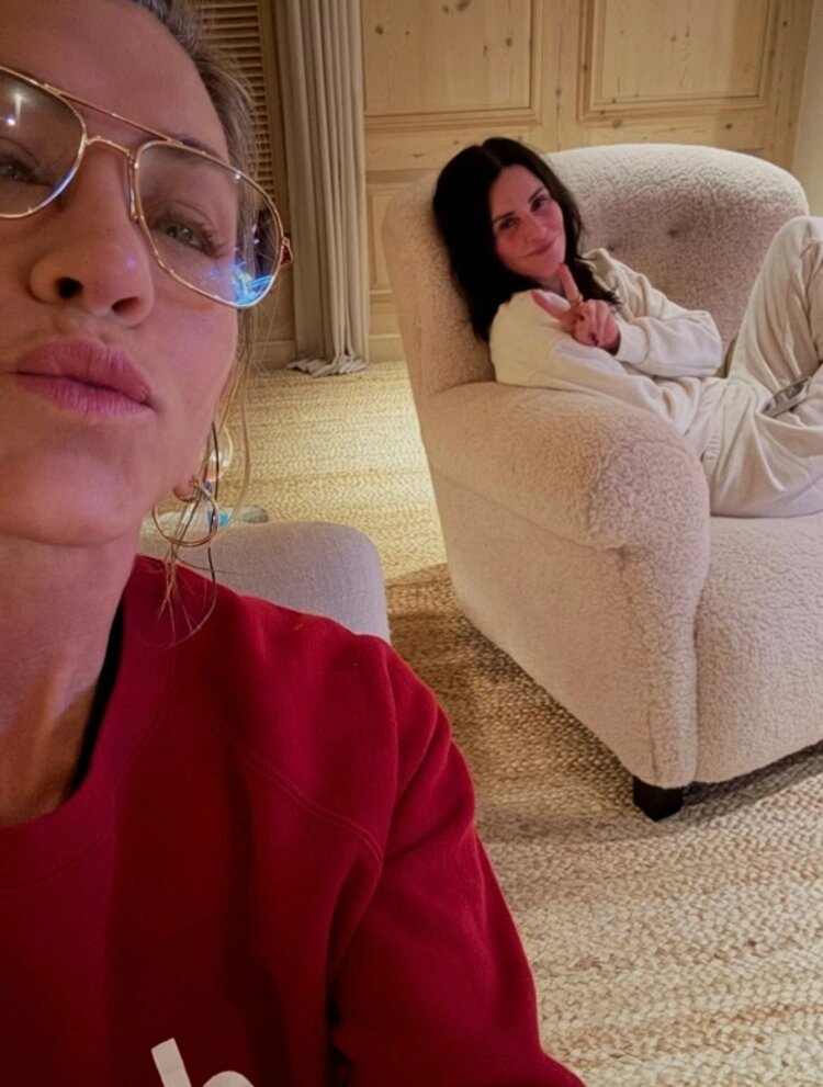 Дженнифер Энистон и Кортни Кокс. ФОТО: Instagram @jenniferaniston (запрещенная в России соцсеть; принадлежит компании Meta, признанной экстремистской организацией и запрещенной в РФ)📷
