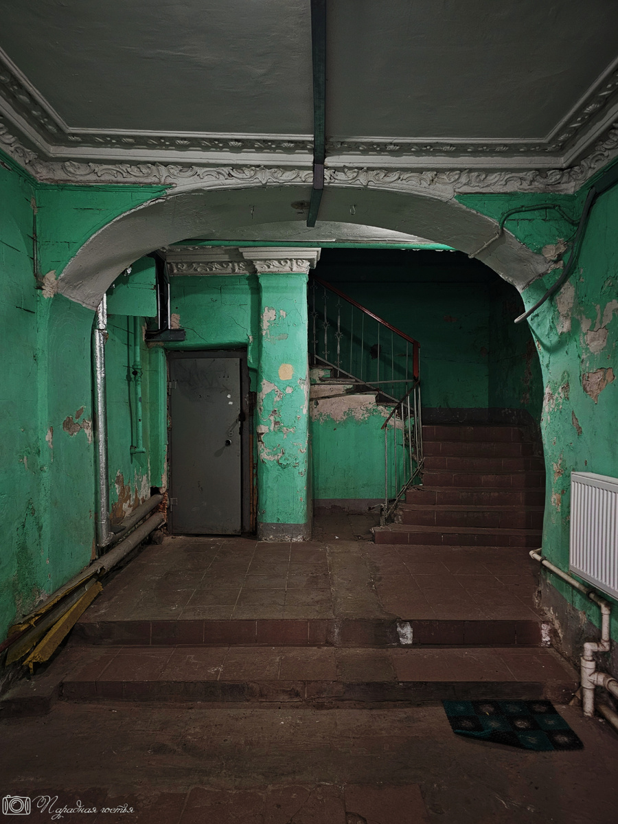 Обшарпанность парадной испугала, но арка на лестницу была слишком заманчива. Фото: Парадная гостья