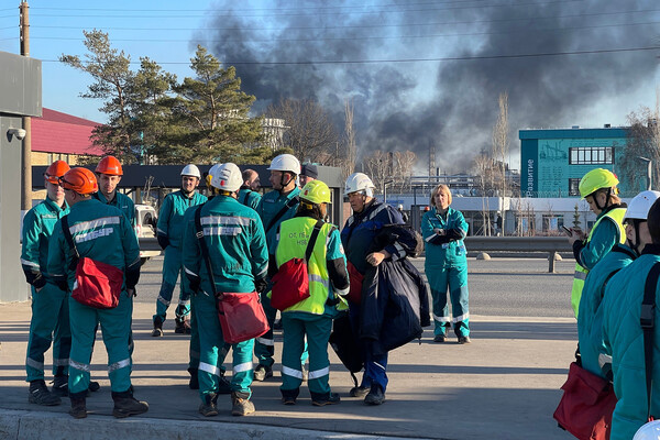 Сотрудники около территории завода «Нижнекамскнефтехим» в Нижнекамске, где произошел пожар, 31 марта 2026 года / РИА Новости   📷