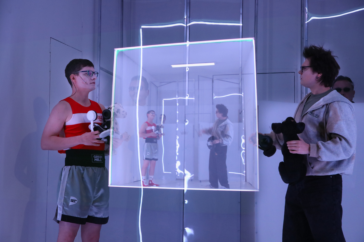 Никита Зайцев и Иван Зрячев в спектакле "Принци нищий, 2025 г. Фото автора.