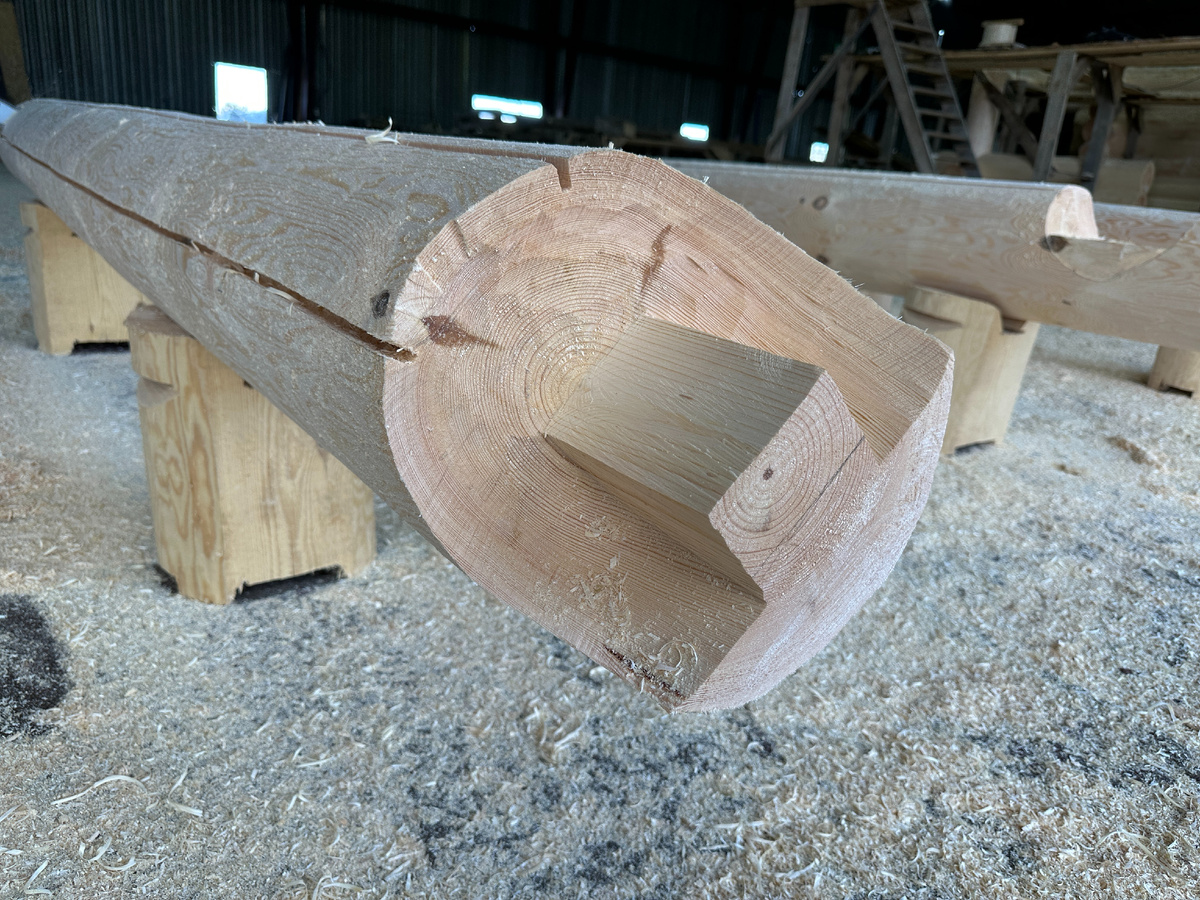 Я часто слышу от клиентов одну и ту же фразу:
«Главное, чтобы было красиво».

И каждый раз, когда показываю им один узел в срубе, происходит интересная вещь - человек резко меняет своё мнение.

Потому что именно здесь решается, будет ли в доме тепло или вы будете всю жизнь топить улицу.

Скорее всего, вы тоже на это никогда не обращали внимания.

Когда вы смотрите дом из бревна, вы видите фасад, окна, крышу.
Но не видите главное - как соединены бревна.

А именно это определяет, будет ли дом:
— тёплым
— тихим
— или проблемным через пару лет

На фото — бревно диаметром около 30 см.
И в нём сделан специальный замок — врубка с шипом.

Что это даёт на практике?

Во-первых, бревно фиксируется. Оно не крутится и не смещается.
Во-вторых, соединение получается плотным без щелей.
В-третьих, чаша сделана так, что вода не попадает внутрь, а стекает по бревну.

И вот здесь начинается самое интересное.

Большинство заказчиков спрашивают:
— сколько стоит
— какой диаметр

Но почти никто не спрашивает:
«А как у вас сделаны соединения?»

Хотя именно в этом и есть разница между домом, который служит десятилетиями, и домом, который нужно постоянно дорабатывать.

Когда такие узлы сделаны правильно, вы получаете:
— дом без сквозняков
— стабильную конструкцию
— нормальную усадку
— минимум проблем в будущем

И это не маркетинг. Это практика.

Хороший сруб — это не просто бревно.
Это то, как оно соединено.

А вы когда-нибудь задумывались об этом?
Или всегда смотрели только на внешний вид дома?