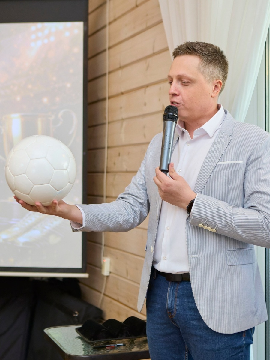 Ведущий Александр Воробьев