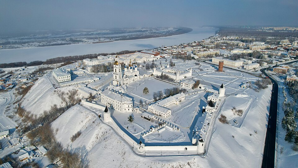 https://upload.wikimedia.org/wikipedia/commons/thumb/b/b9/Tobolsk_Kremlin_%28February_2023%29_-_5.jpg/960px-Tobolsk_Kremlin_%28February_2023%29_-_5.jpg