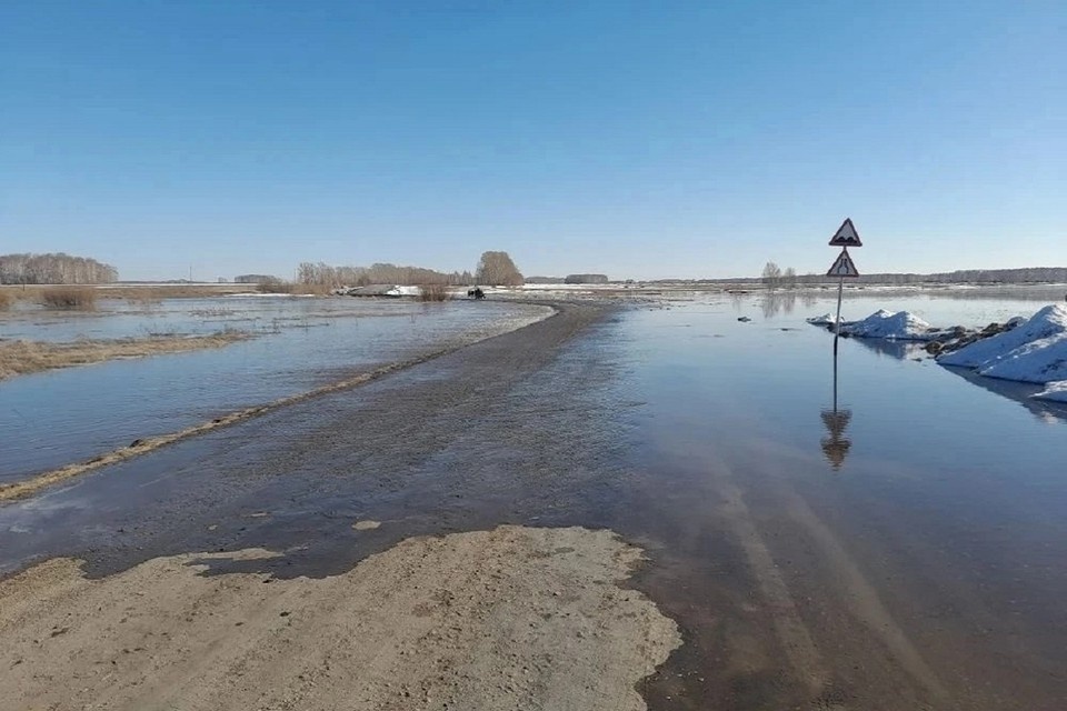    Водителям предложили объезжать перекрытый участок по местным дорогам. Фото: ТУАД Новосибирской области