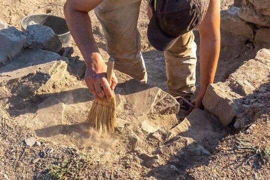 Монета в руке мертвого воина