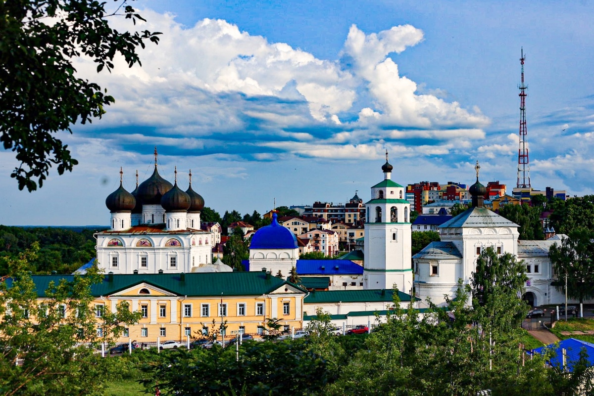 Фото автора,  Вид из арки Архиерейского подворья на кремль 