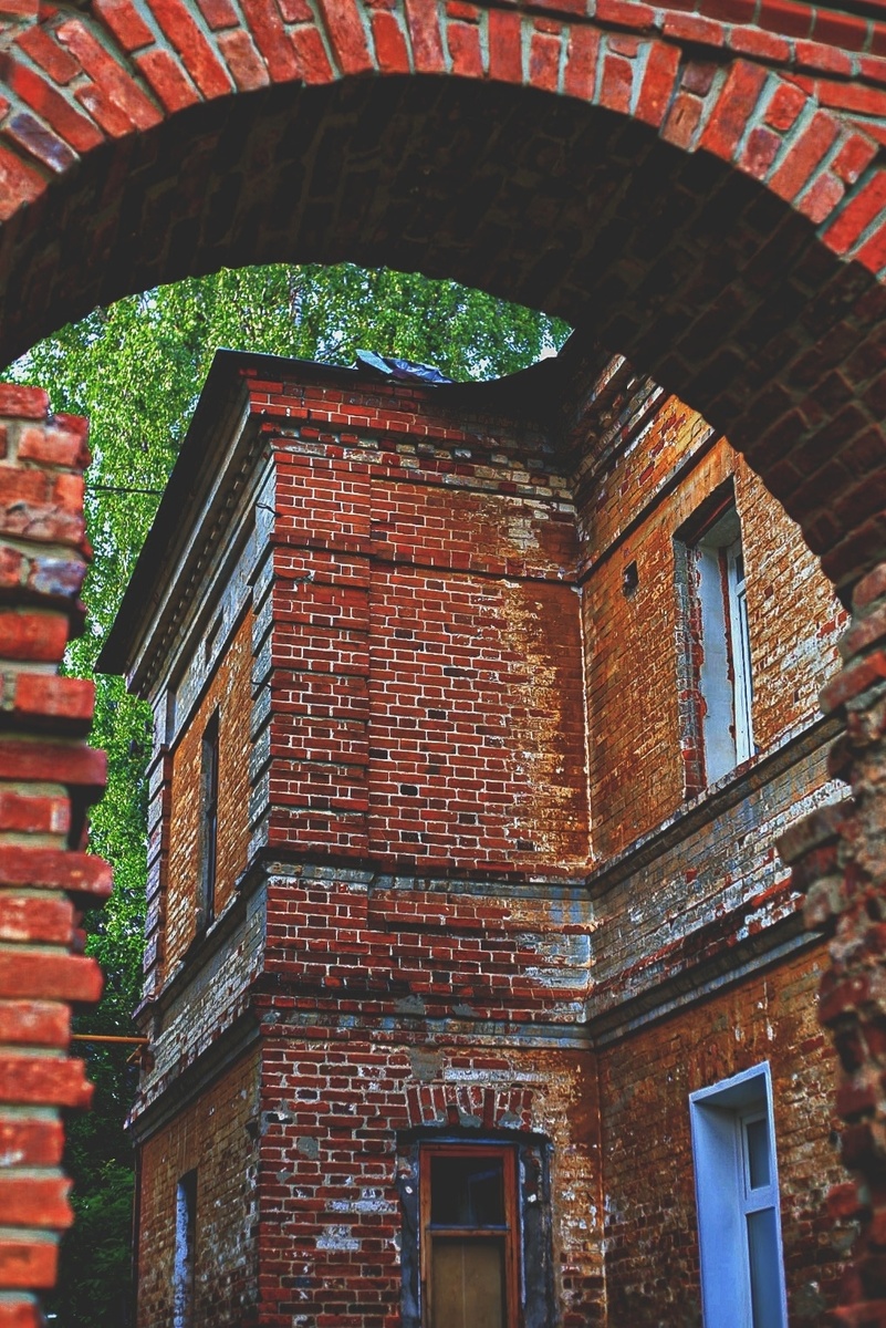 Фото автора. Арка Архиерейского подворья