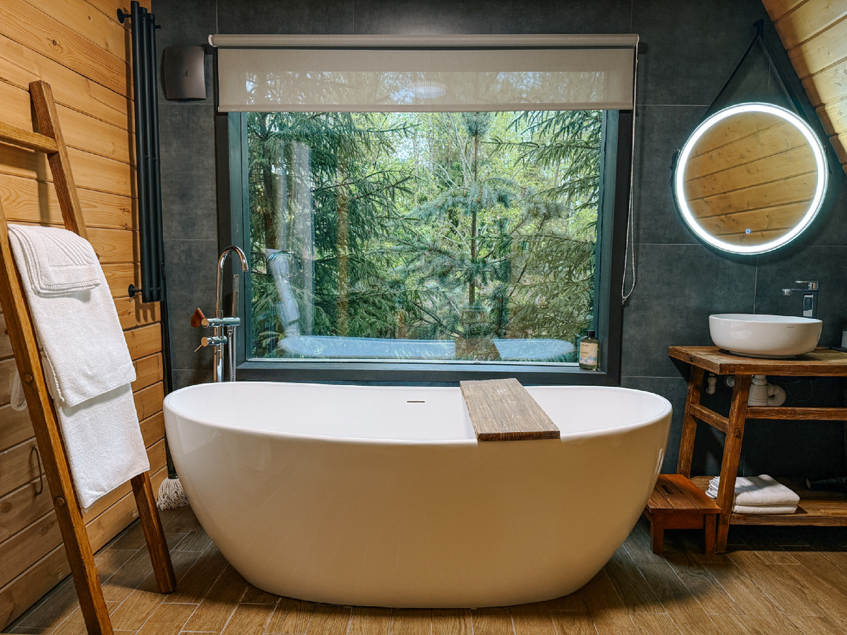 Ванная в домике с видом на вековой лес. "Под кронами"