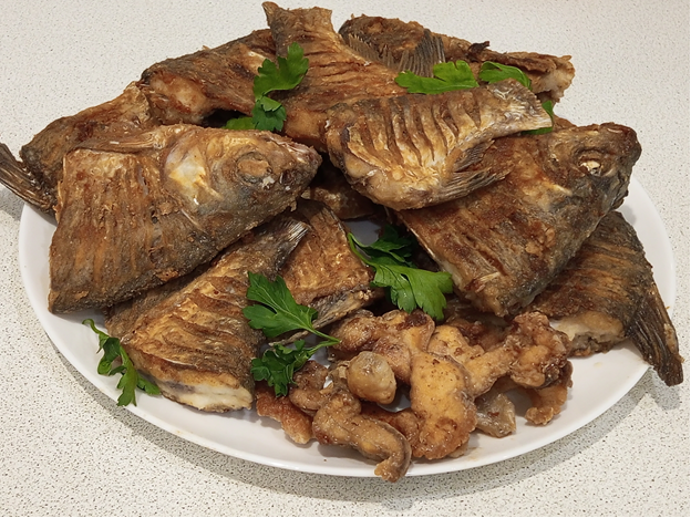 Жареная речная рыба с хрустящей корочкой.