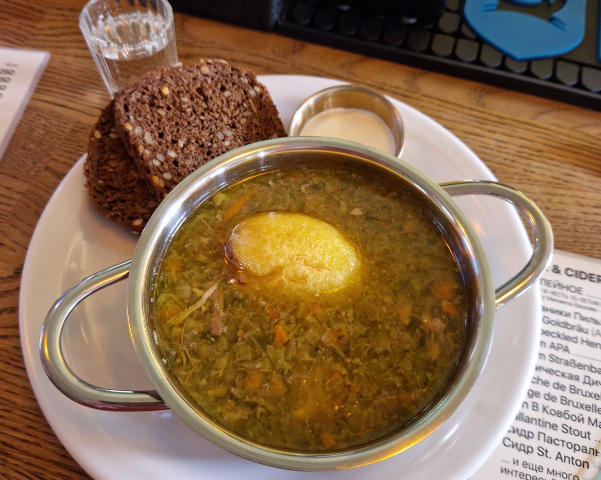 Серые щи, сваренные не по ГОСТу в специальный щаной день в московском баре «Все твои друзья» по переданному мною рецепу.