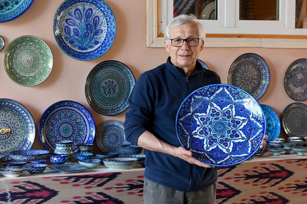    Работы Рустама Усмонова известны не только в СНГ, но и по всему миру. Они также представлены в Государственном Эрмитаже в Санкт-Петербурге.