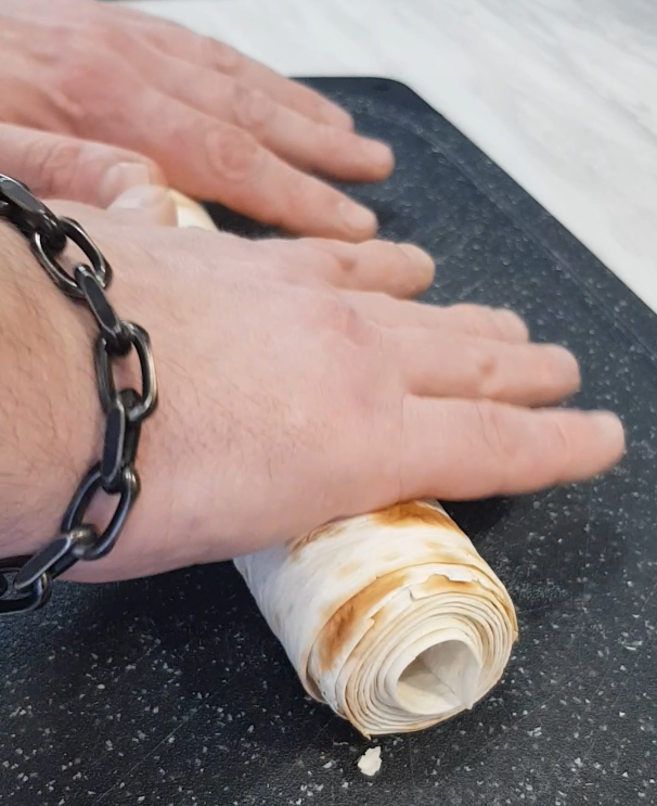 Сворачиваю лаваш трубочкой – так удобнее резать.