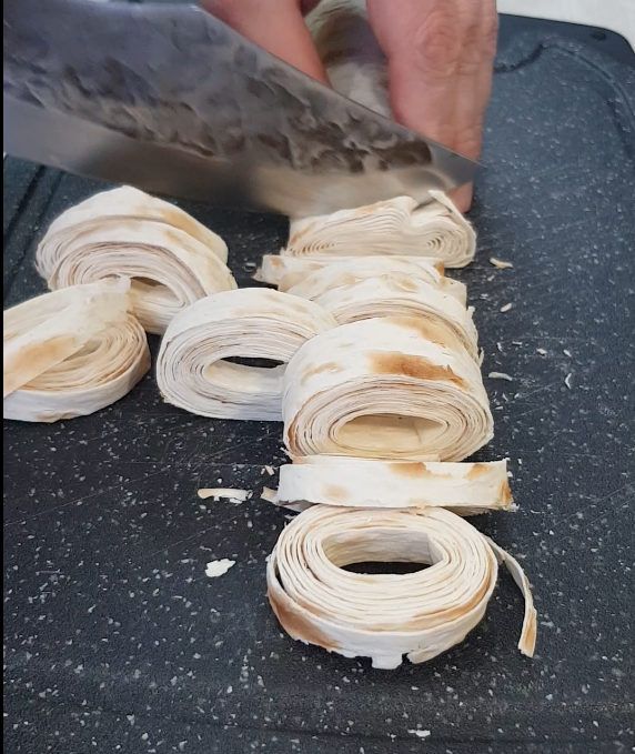 Нарезаю трубочки поперёк – получается лапша.