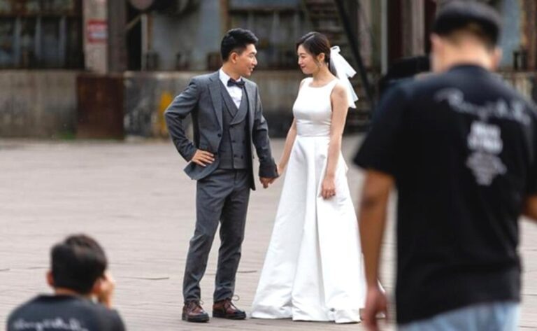    Иллюстрация к материалу: Китайские родители ищут партнёров детям через приложения: что это значит для семьи