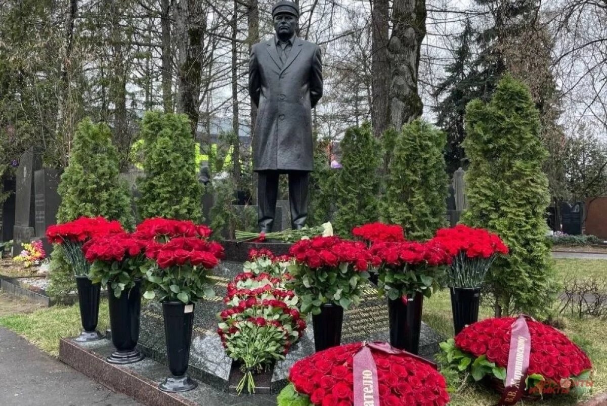    Памятник основателю ЛДПР выполнен в полный рост.