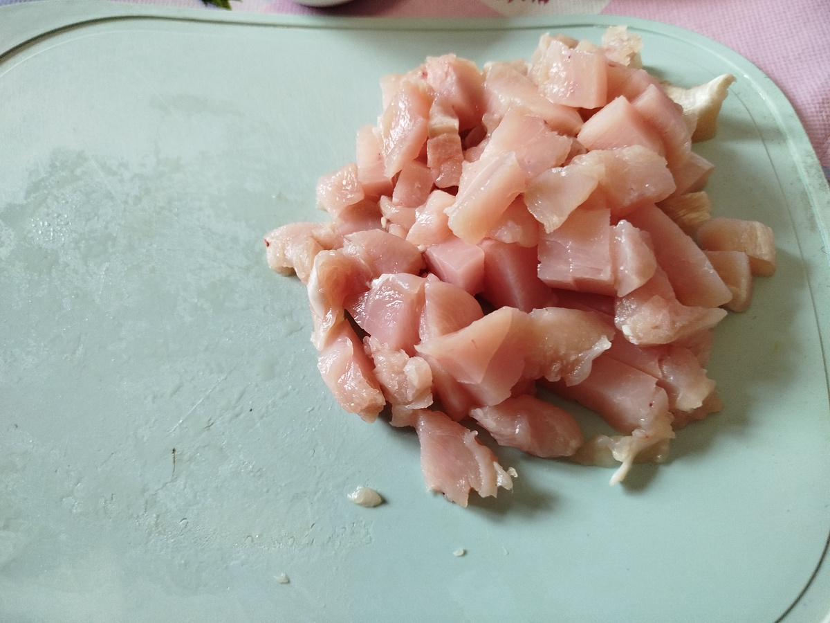 Куриное филе порезать на кусочки.