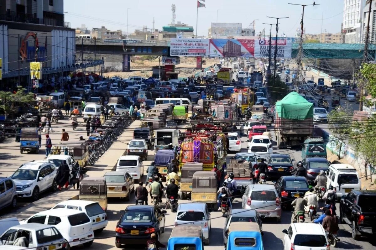    В Пакистане заявили, что запасов нефти в стране хватит на 12 дней