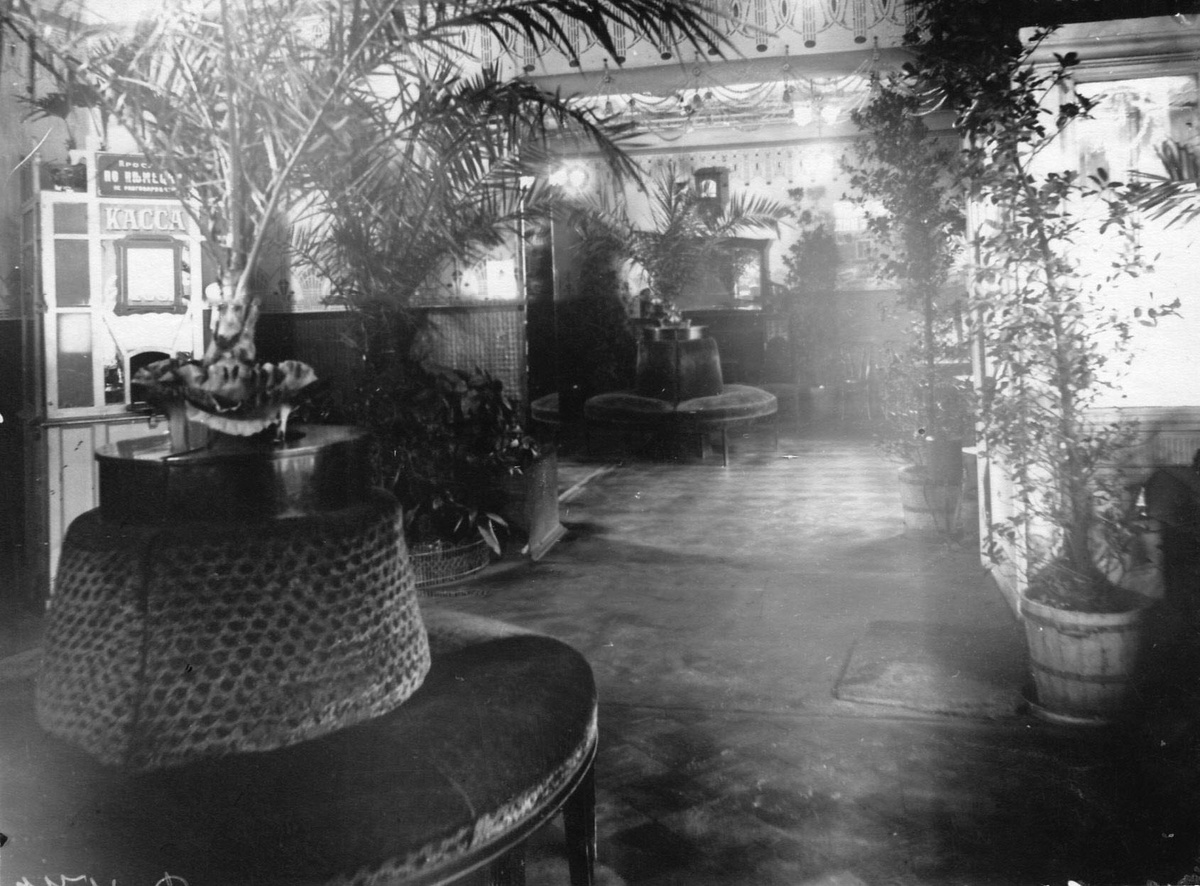 Кинотеатр "Мулен-Руж" - вестибюль