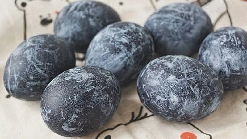     Яйца, покрашенные чаем каркаде. Пасха. Покраска яиц. Соцсети