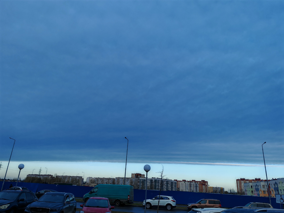 Над нашей деревенькой тучи, а над городом чистое небо 😄