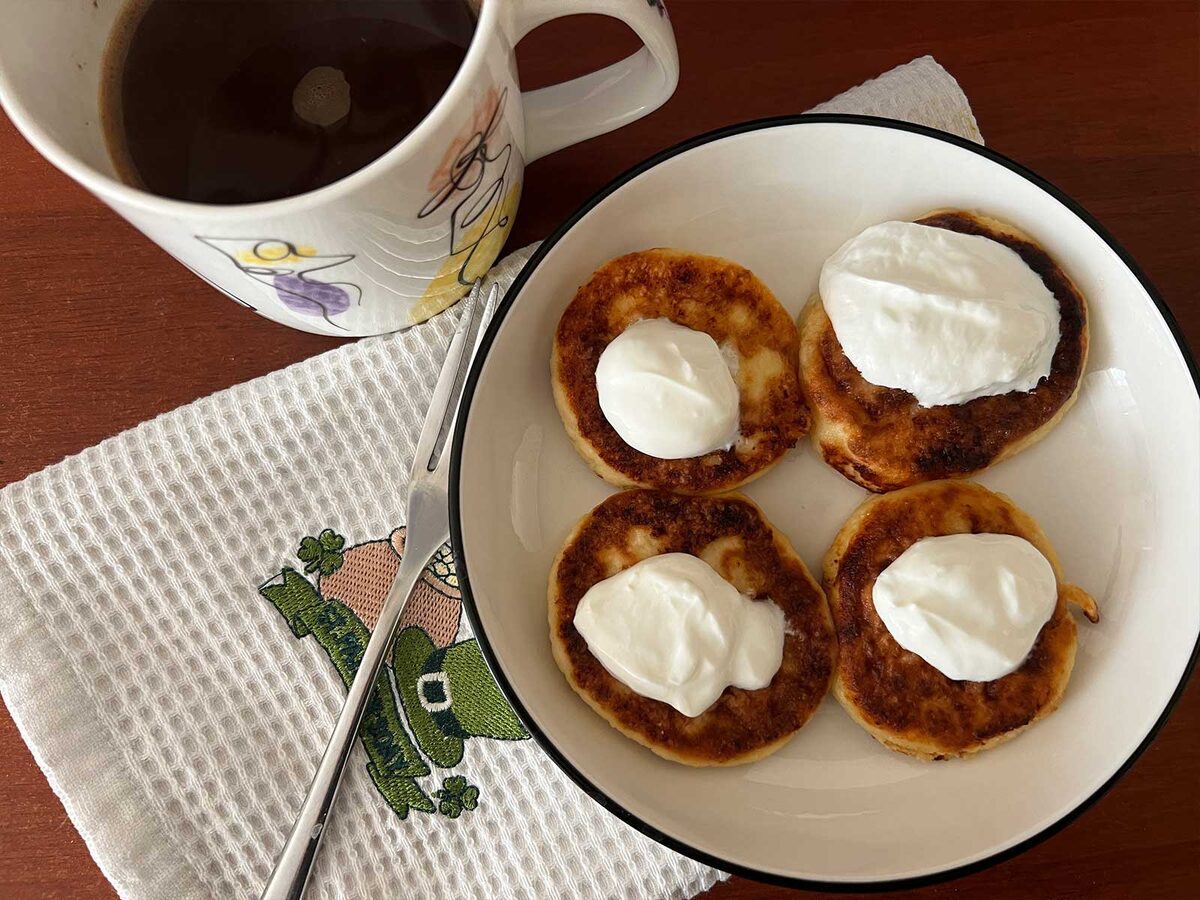 Завтрак. Сырники со сметаной и кофе.
