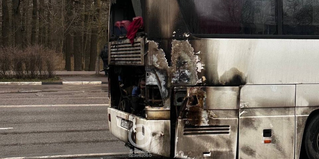 Сгоревший автобус на Красногорском шоссе наконец-то эвакуируют с проезжей части спустя день после происшествия