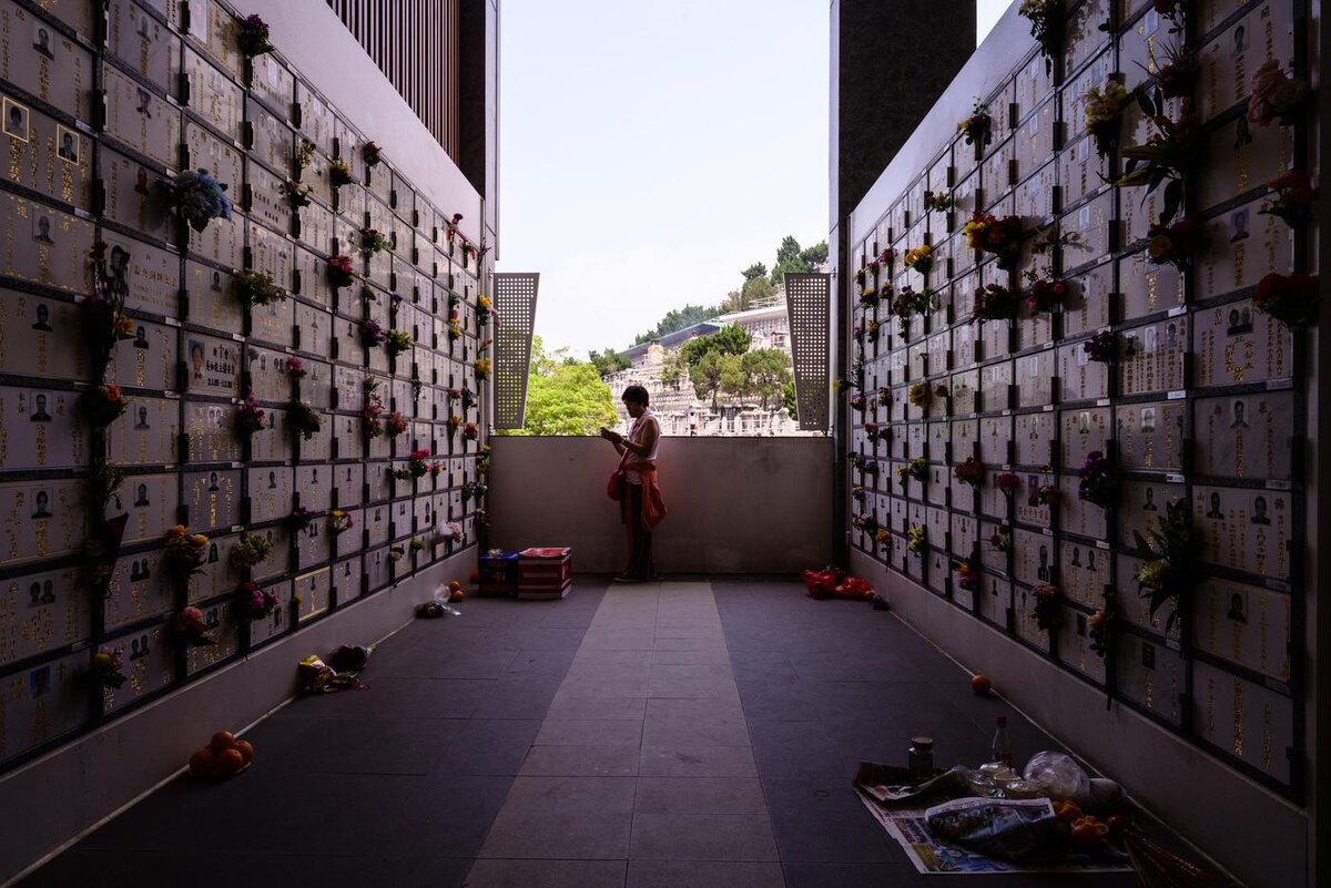 Из-за нехватки мест на кладбищах в Китае большую популярность обрели колумбарии (как на фото). Однако некоторые китайцы стали покупать отельные квартиры для захоронений. @ANTHONY WALLACE / AFP or licensors