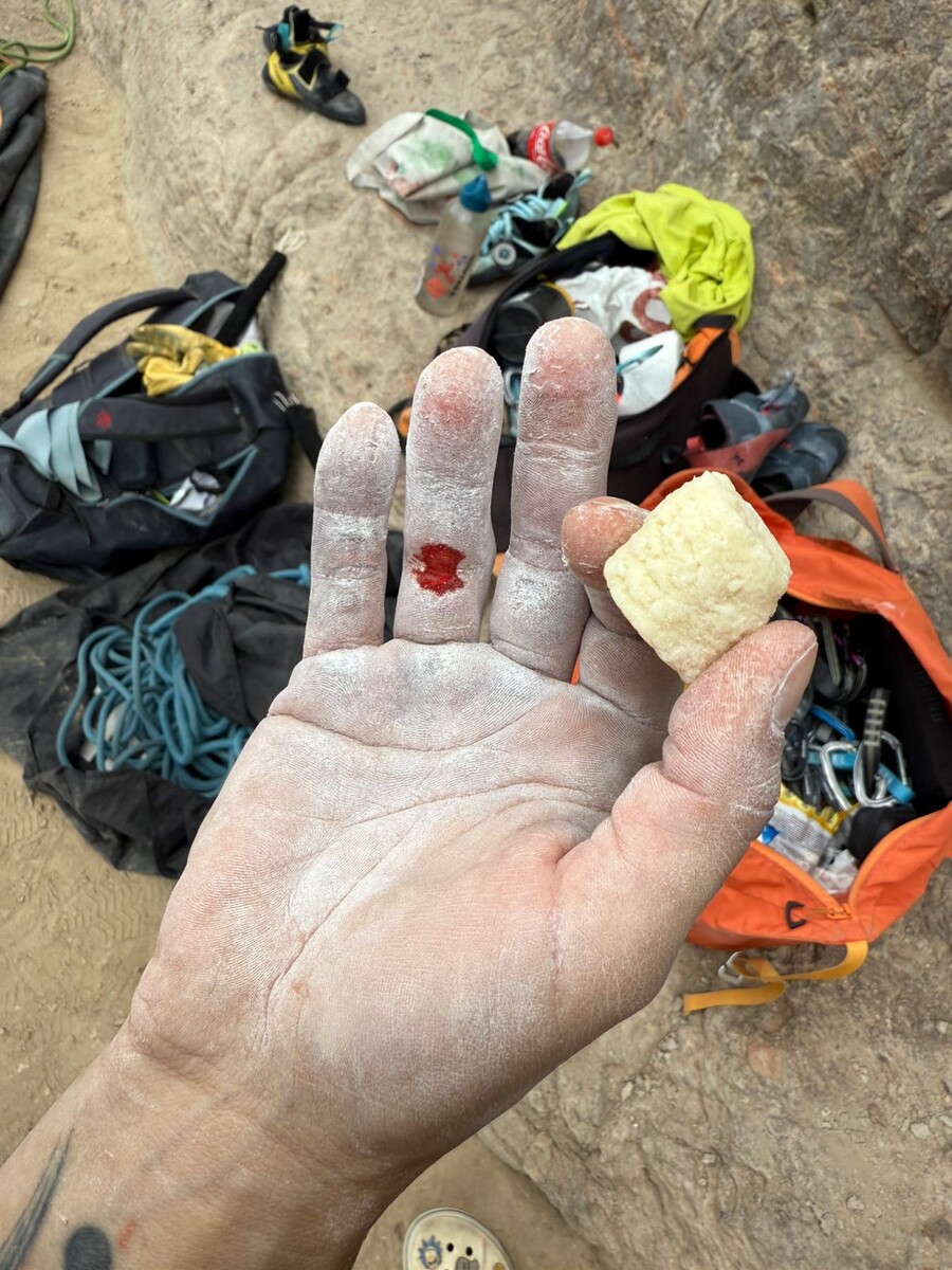 палец вот подрала, курт вкусный ела