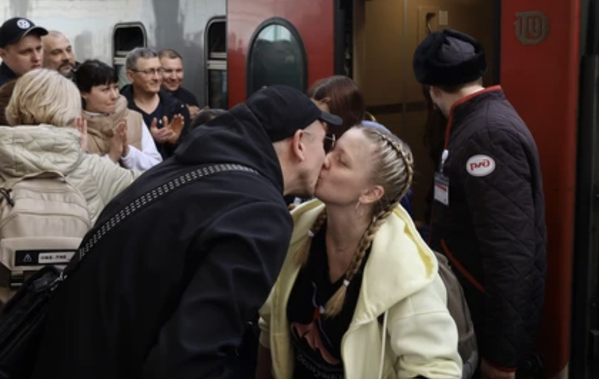 На перроне встречать поезд собралась большая толпа родных и близких пассажиров.
Фото: Любовь ЛАНЧЕВА