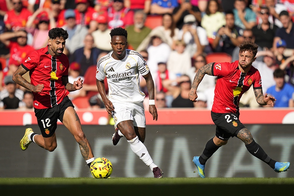    Лидер "Реала" Винисиус и его одноклубники перед матчем с "Баварией" сенсационно проиграли в чемпионате Испании "Мальорке" - 1:2. / Getty Images