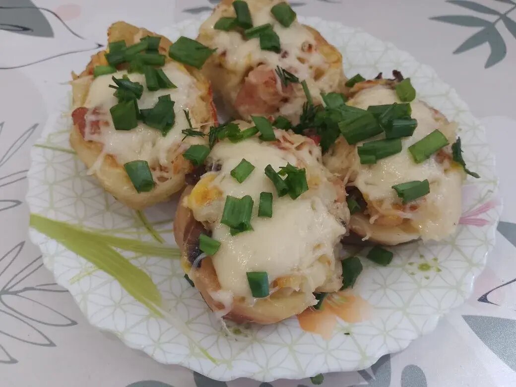 Картофель с начинкой из филе, шампиньонов и сыра