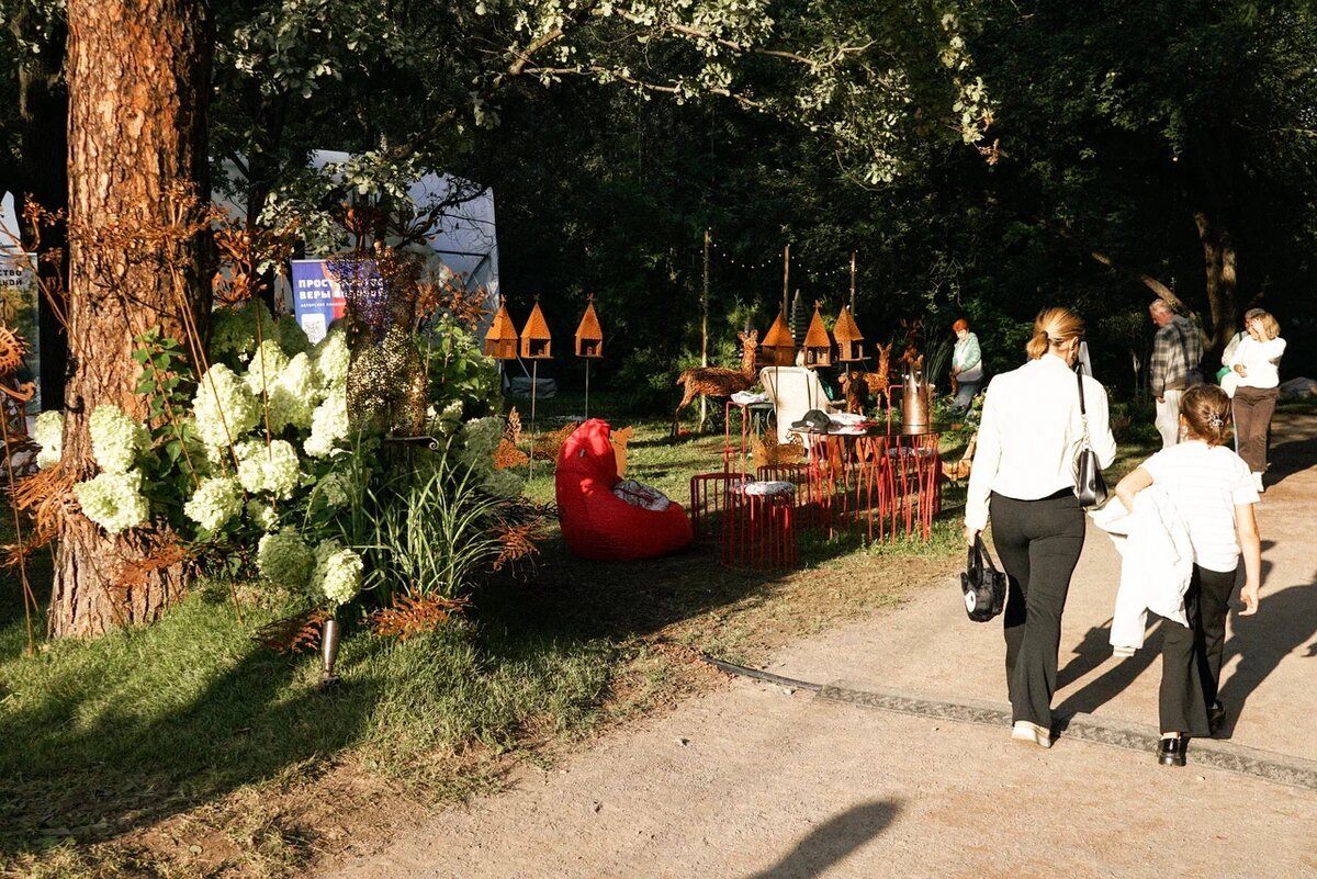 выставочный сад на фестивале "Сады и Люди", скульптуры Веры Седовой