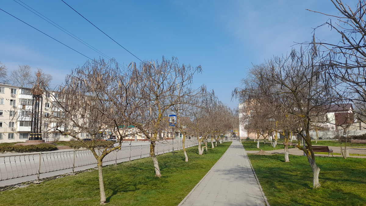 Площадь Шлагбаумская. Слева - часовня-звонница Андрея Первозванного, справа - сквер имени Н.И. Пирогова