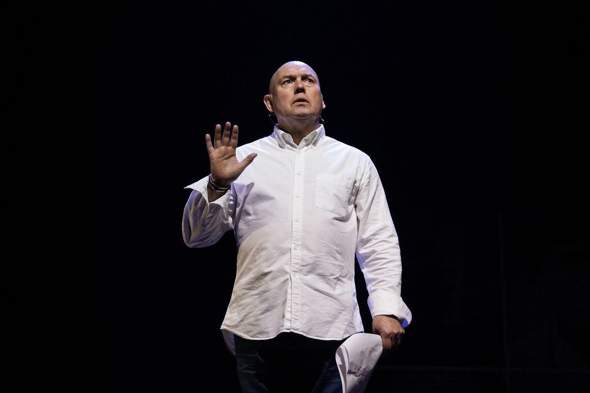 Моноспектакль "Виктор Сухоруков. Счастливые дни" в Москве 16 апреля 2026 года.