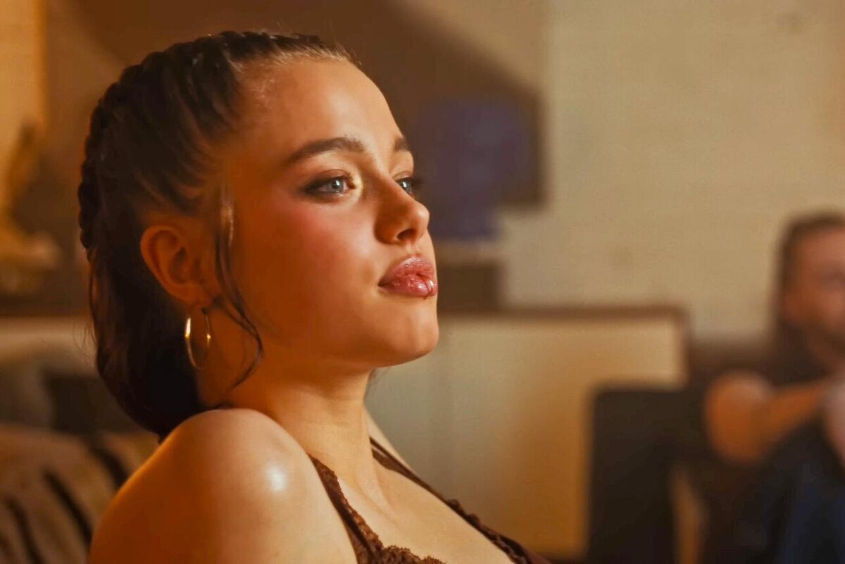    Дочка Джоли дебютировала в профессиональном шоу-бизнесе LEGION-MEDIA